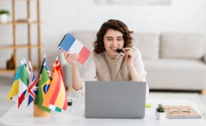 studentka języka obcego przy komputerze