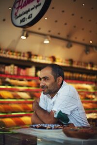 Turecki: Mini dialogi w restauracji i sklepie (A1–A2)