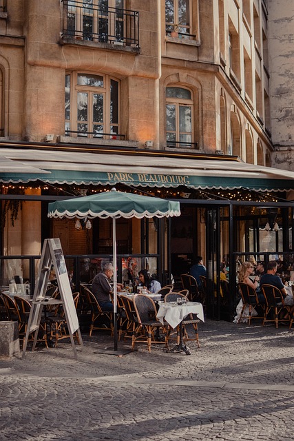 30 dialogów po francusku w kawiarni i restauracji (A1–A2)
