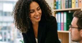 Angielski: 25 zwrotów do żartobliwych rozmów w pracy