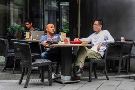 30 zwrotów po angielsku do rozmów „na żywo” i na czacie