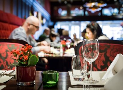 Niemiecki: Praktyczne dialogi w restauracji (A1–A2)