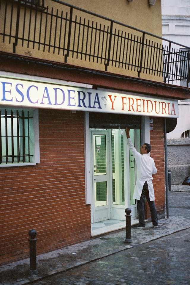 Hiszpański : praktyczne dialogi w sklepach i lokalach