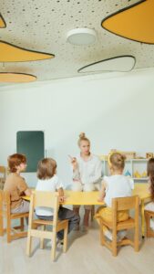 Korepetycje indywidualne czy zajęcia w małej grupie – co wybrać dla ucznia