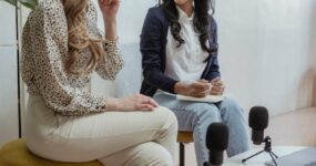 Angielski: Jak reagować na „Could you repeat?” – 20 odpowiedzi