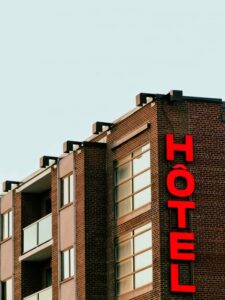 Angielski: 30 zdań do rozmów na recepcji i w hotelu