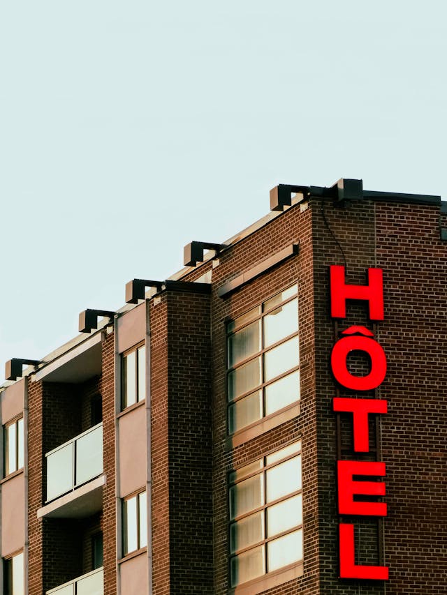 Angielski: 30 zdań do rozmów na recepcji i w hotelu