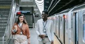 Angielski: 50 zdań do codziennej komunikacji w mieście