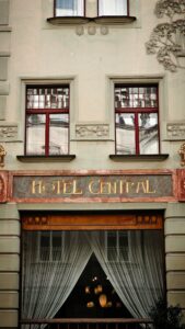 Angielski: 30 zwrotów do restauracji i hotelu (B1)