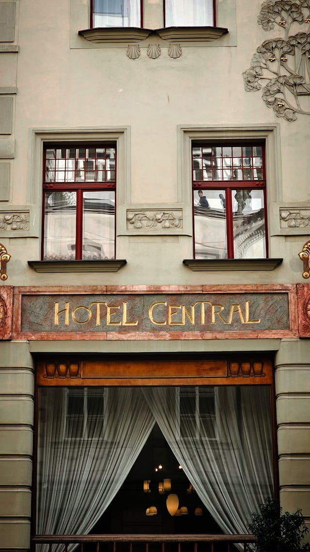 Angielski: 30 zwrotów do restauracji i hotelu (B1)