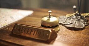 30 francuskich zwrotów przydatnych w hotelu