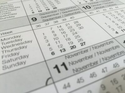 Dni tygodnia i miesiące w języku angielskim – pełny przewodnik z przykładami, wymową i ćwiczeniami