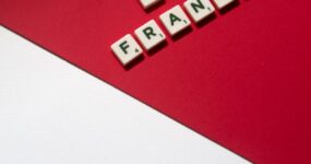 Francuski: Nauka języka – słownictwo i zwroty (A2)