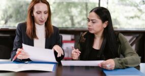 Angielski : naturalne odpowiedzi na pytania w pracy