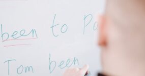 Jak uprościć długie zdania po angielsku, by brzmieć naturalnie