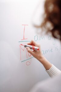 Dziecko nie rozumie gramatyki angielskiej – od czego zacząć nadrabianie zaległości
