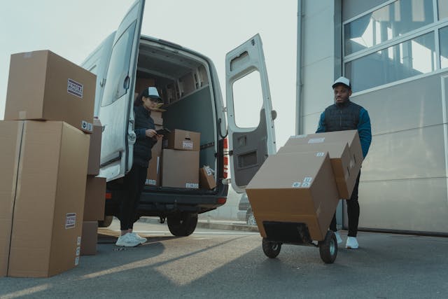Angielski w logistyce – terminy, dostawy, reklamacje