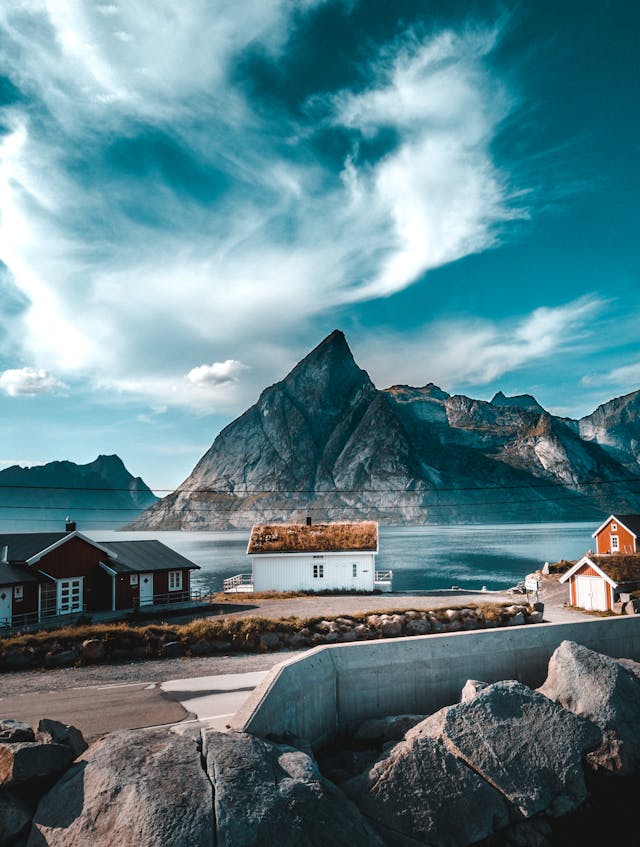 Szwedzki: 30 podstawowych przymiotników + zdania (A1)