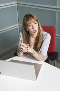 Angielski: 25 zwrotów do negocjacji terminu i zakresu