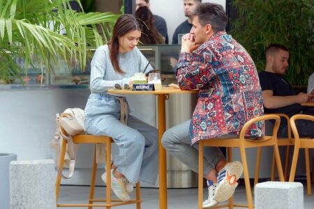 Angielski: Jak brzmieć bardziej naturalnie – 30 zamienników „very”